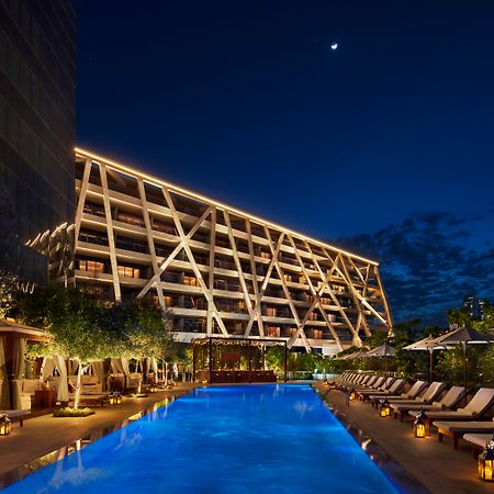The Abu Dhabi Edition Exterior foto The hotel's pool
