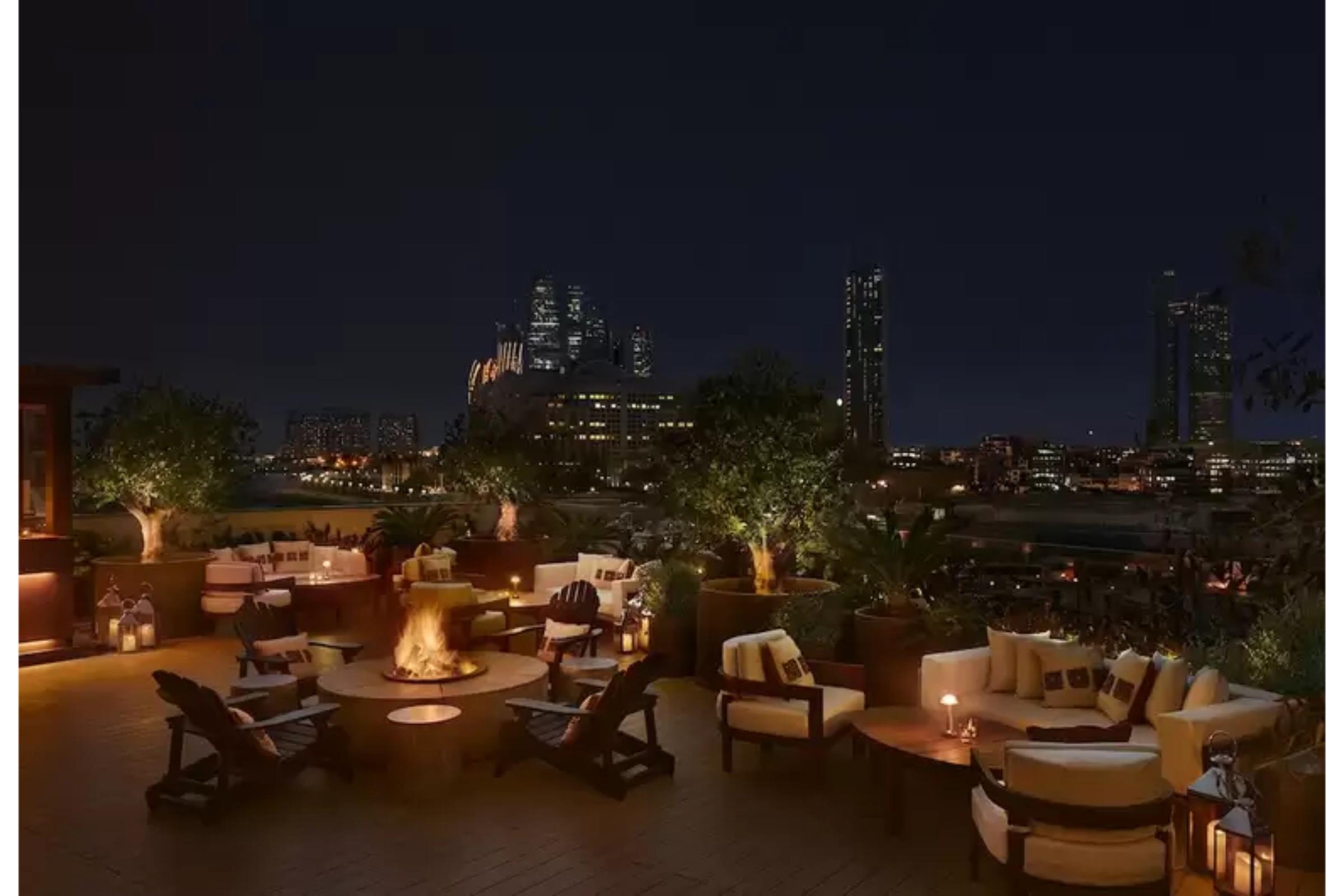 The Abu Dhabi Edition Exterior foto The rooftop bar at the Mandarin Oriental, Munich