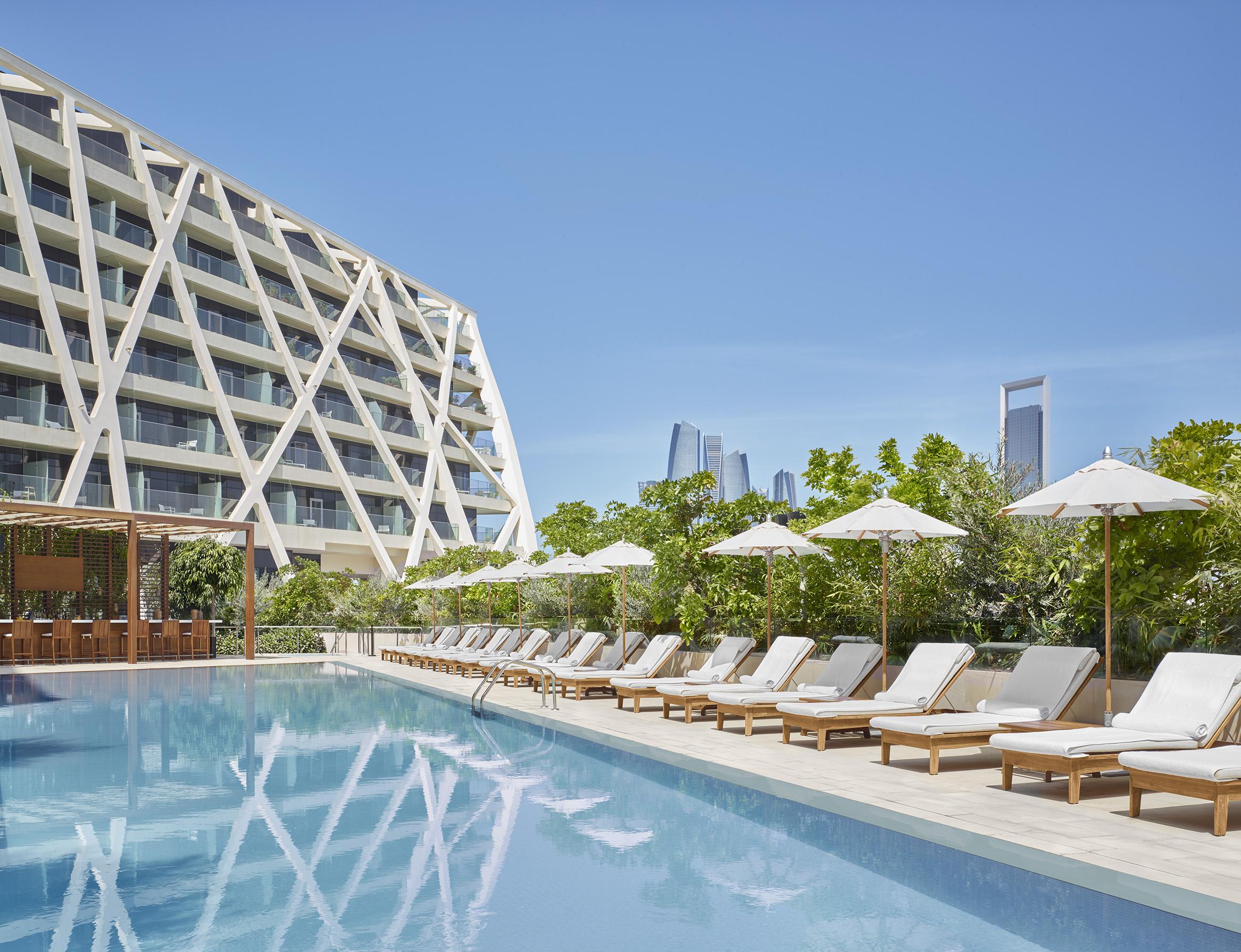 The Abu Dhabi Edition Exterior foto The hotel's pool