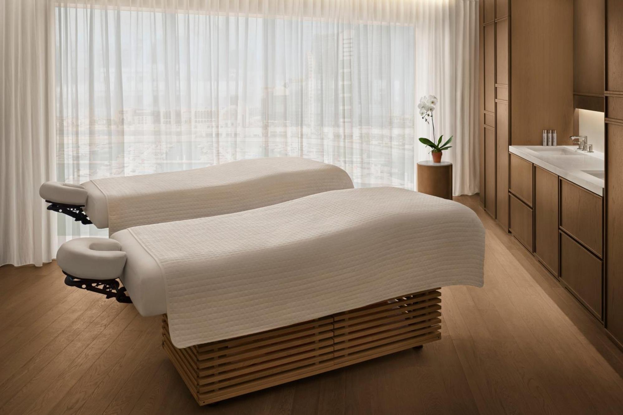 The Abu Dhabi Edition Exterior foto Treatment room at The Spa at The Standard London
