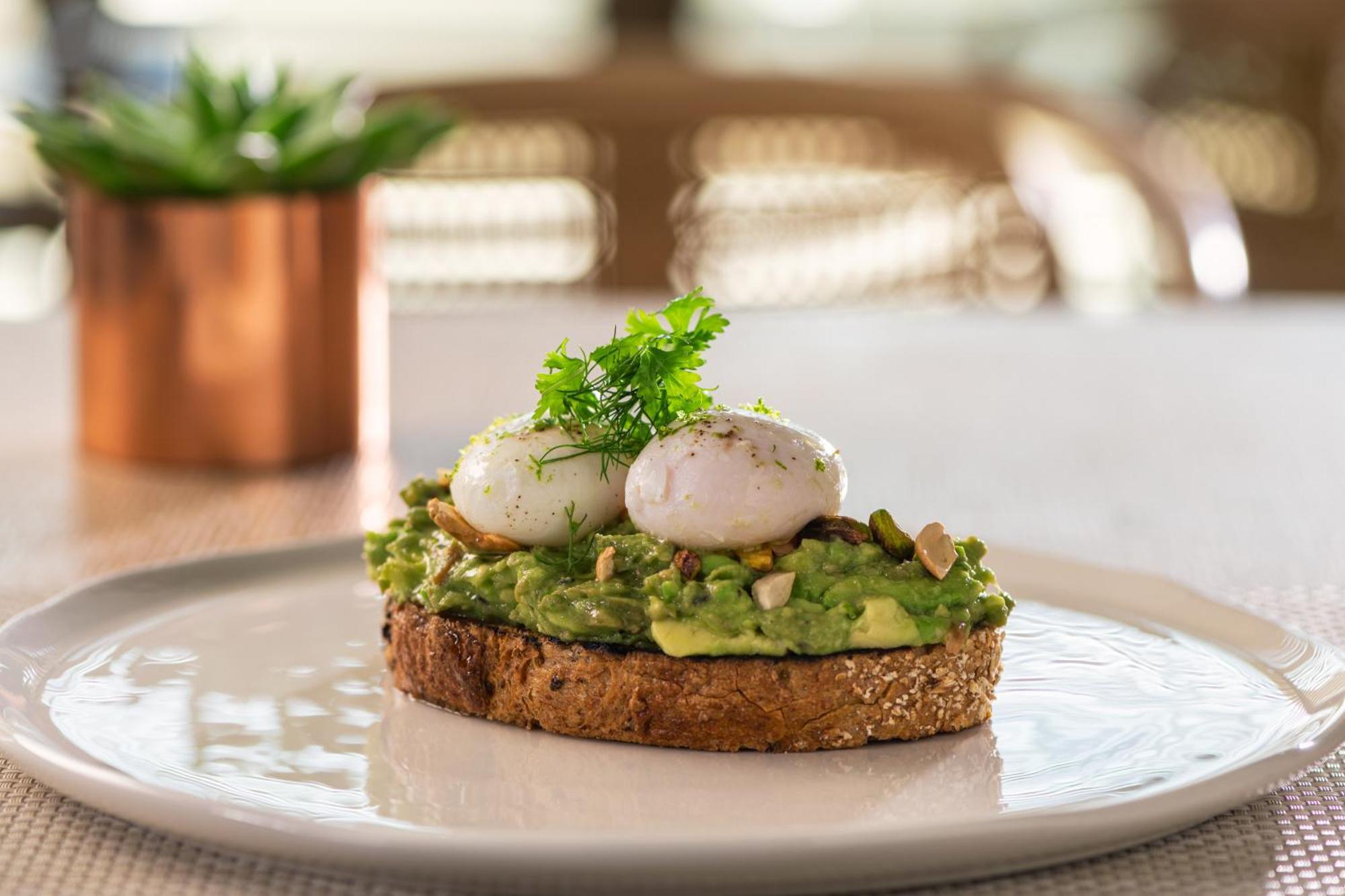 The Abu Dhabi Edition Exterior foto Avocado on toast with poached eggs