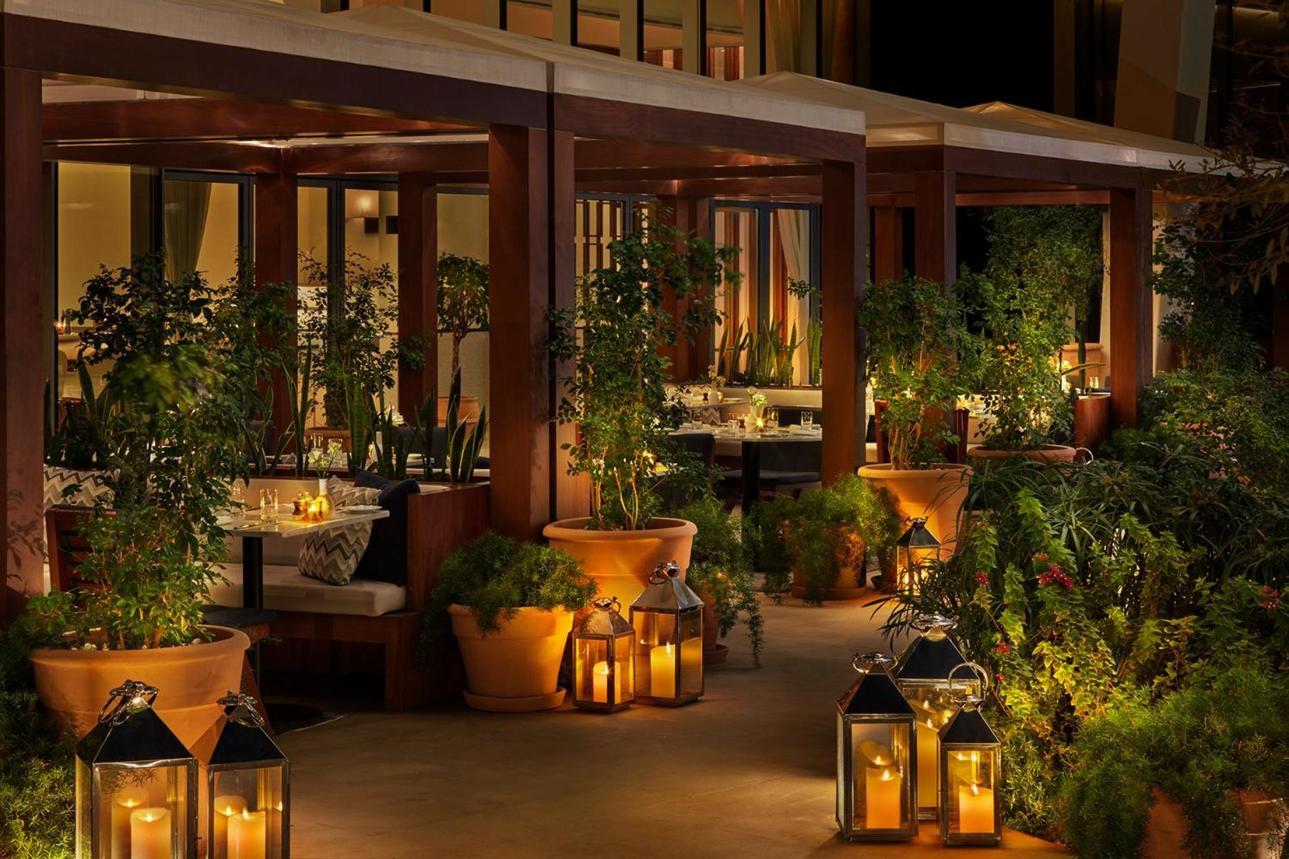 The Abu Dhabi Edition Exterior foto The patio at the Mirage