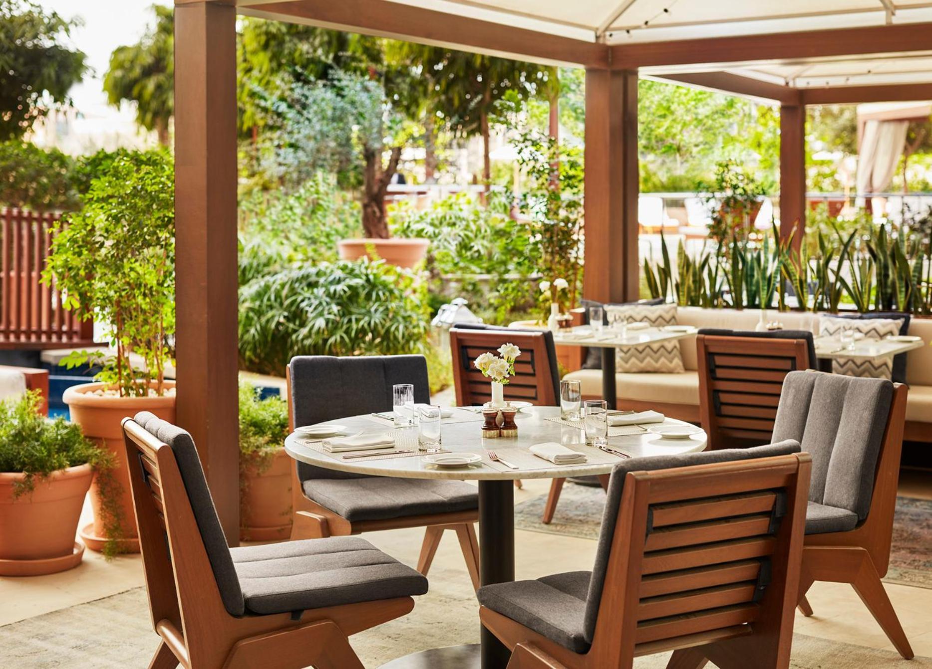 The Abu Dhabi Edition Exterior foto The Terrace at the Four Seasons Hotel